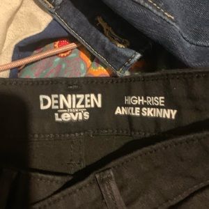 Black denim Levi skinny jeans high rise